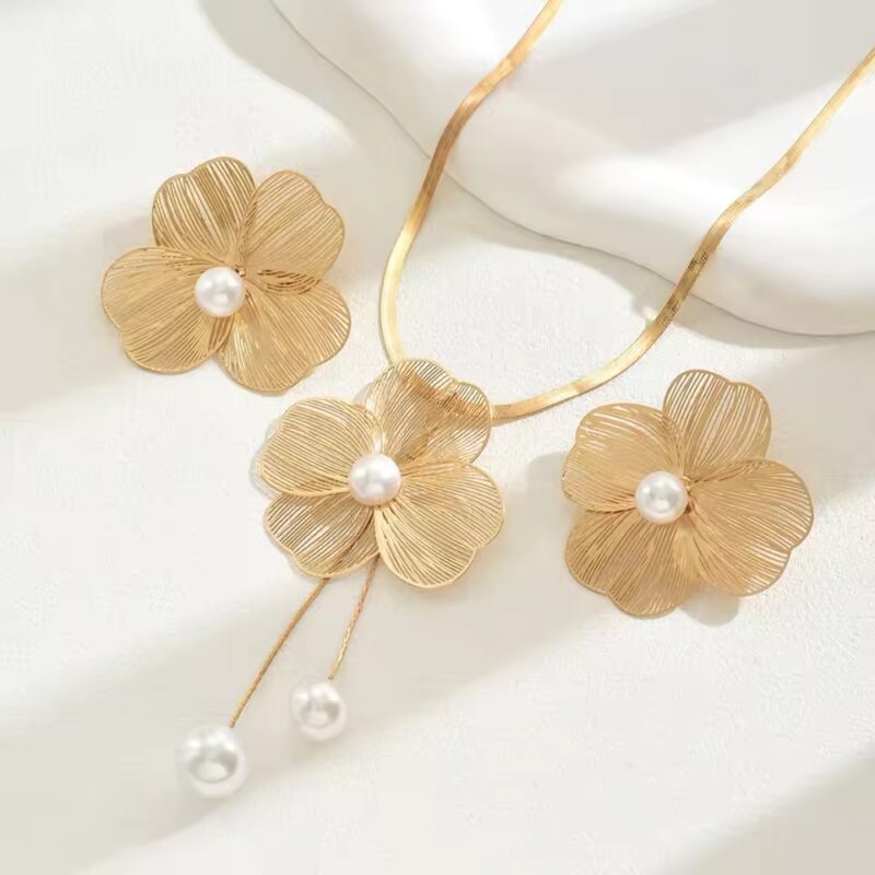 2pcs Set Luxury Personality Gold Color Stereo Flower Inlay Pearl Necklace Earrings Set for Women